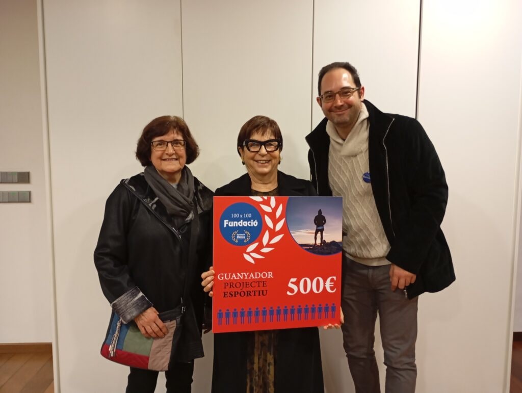 Imagen de Isabel Llorca, junto con miembros de Amunt contra el Càncer y Arquers de Pedreguer